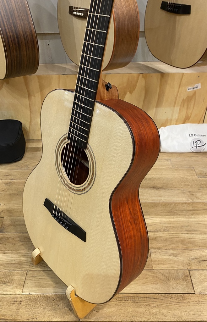 Tyrone Padauk Gold OM (1)