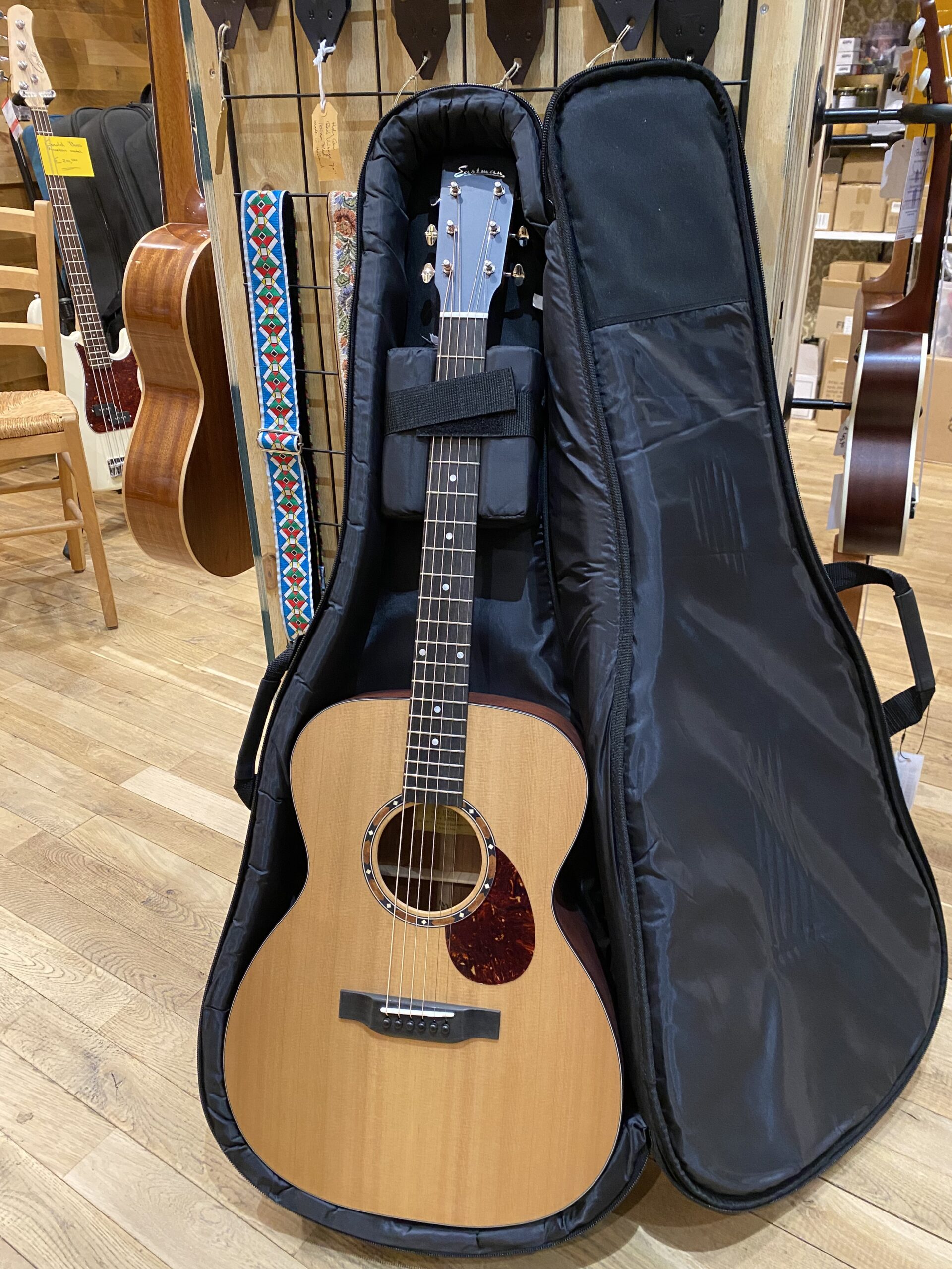 Eastman E2 OM naturel